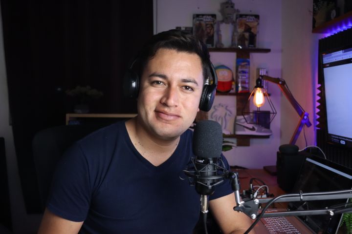 Criador com microfone, em um exemplo de conteúdo de podcast